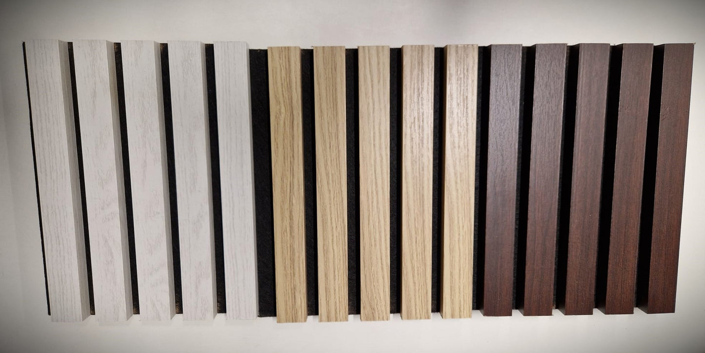 Akustiikkarimaseinäpaneeli 600x24x2440, väri valkolakattutammi/musta pohjahuopa.