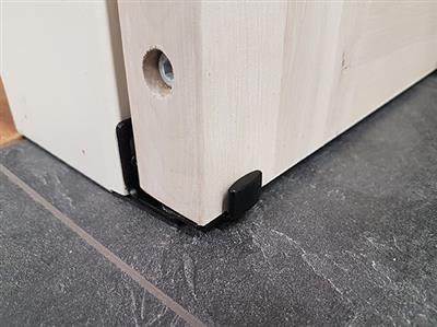 Tilanjakoliukuovi Loft lev. 103cm, mustat tyylikkäät metalliset pintahelat. Puuvalmis mäntyovi