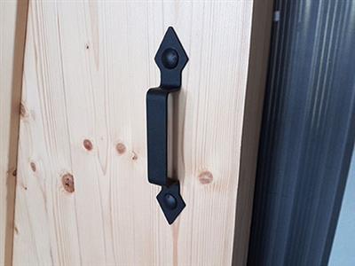 Tilanjakoliukuovi Loft lev. 103cm, mustat tyylikkäät metalliset pintahelat. Puuvalmis mäntyovi