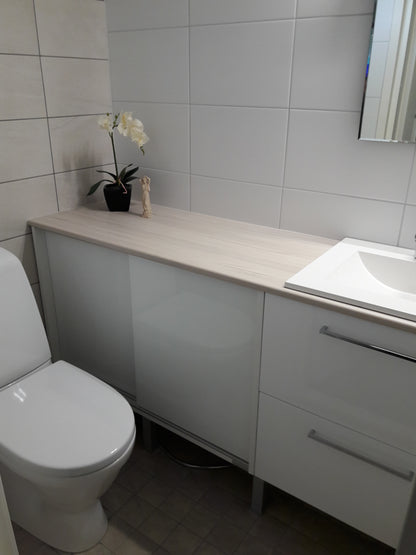 Inaria -allaskaappi liukuovilla ja laatikoilla. pit. 150cm, valkoinen. Vaalea tammilaminaattitaso