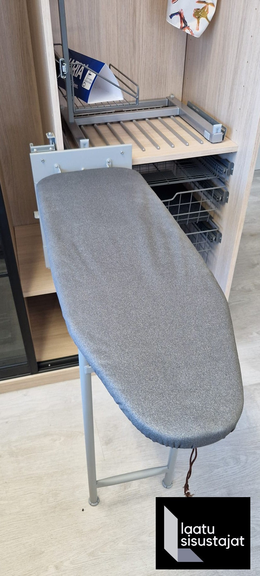 Silityslautamekanismi, kaapista ulosvedettävä, Cc