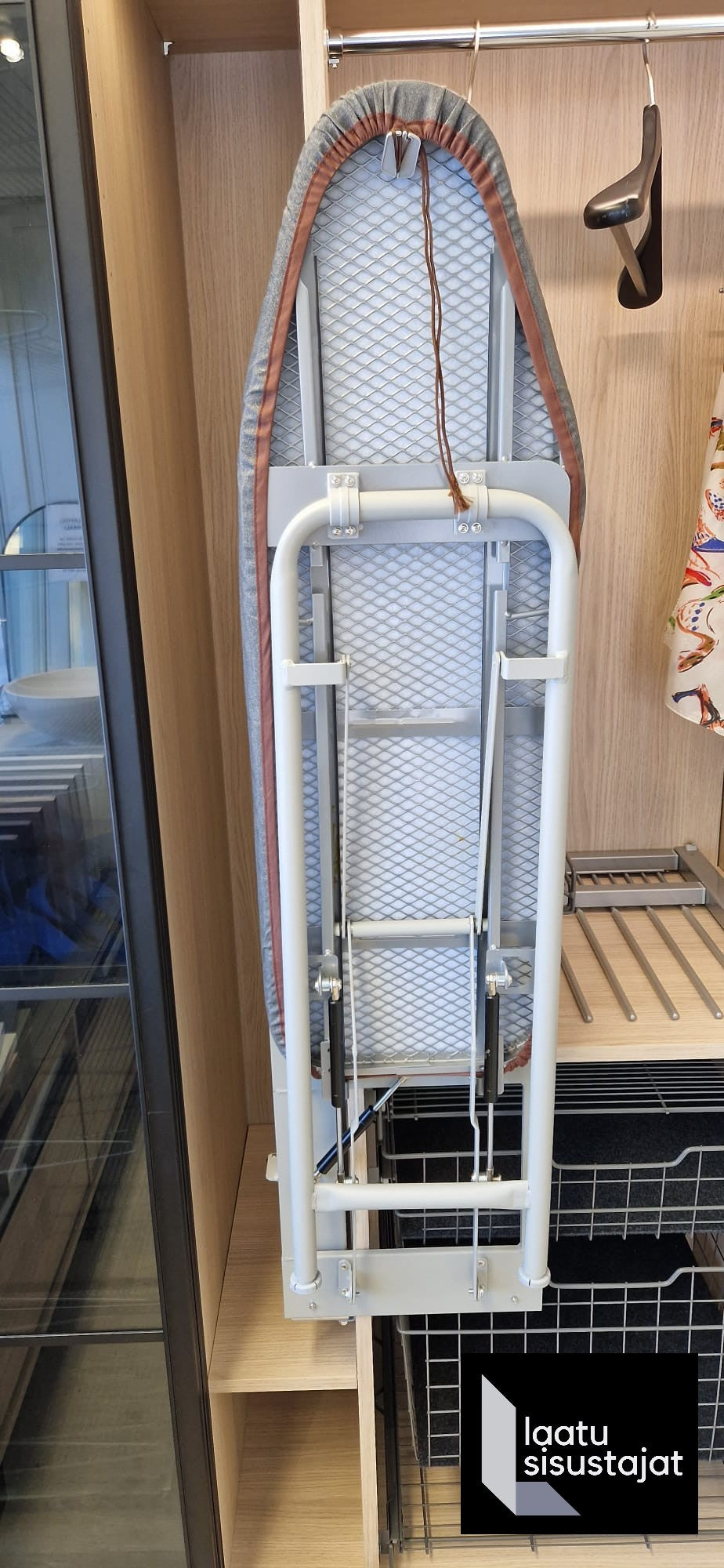 Silityslautamekanismi, kaapista ulosvedettävä, Cc